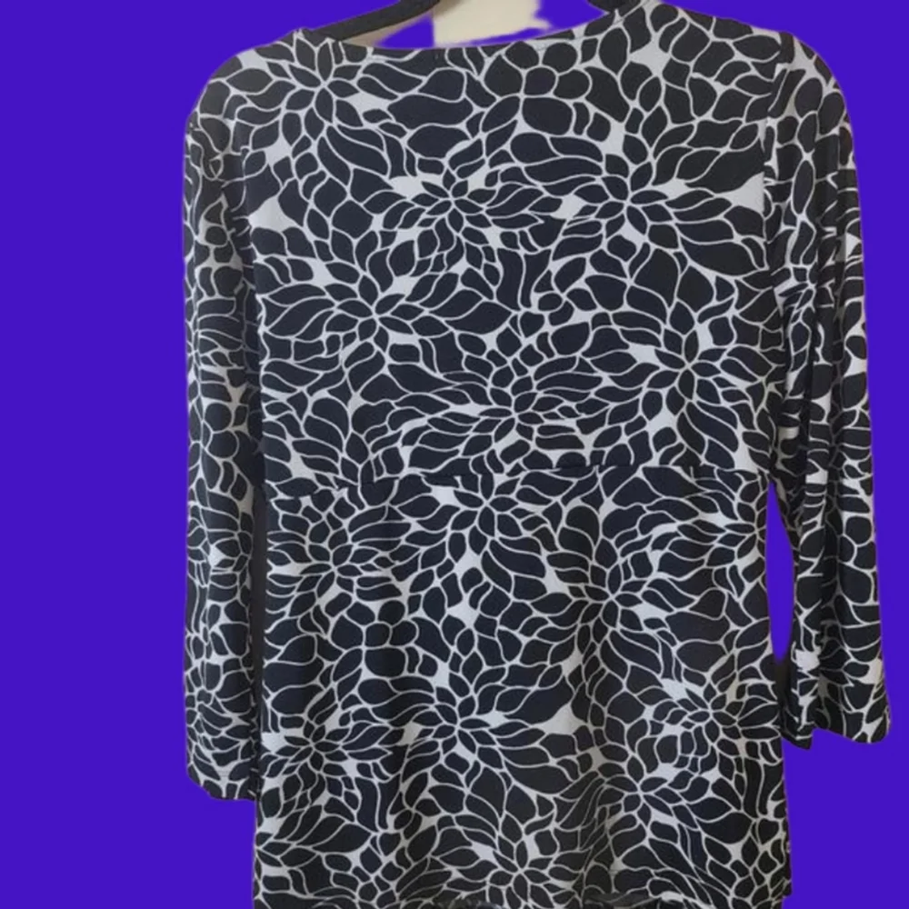 Black & White Floral Pattern Tummy-Tuck Shirt M